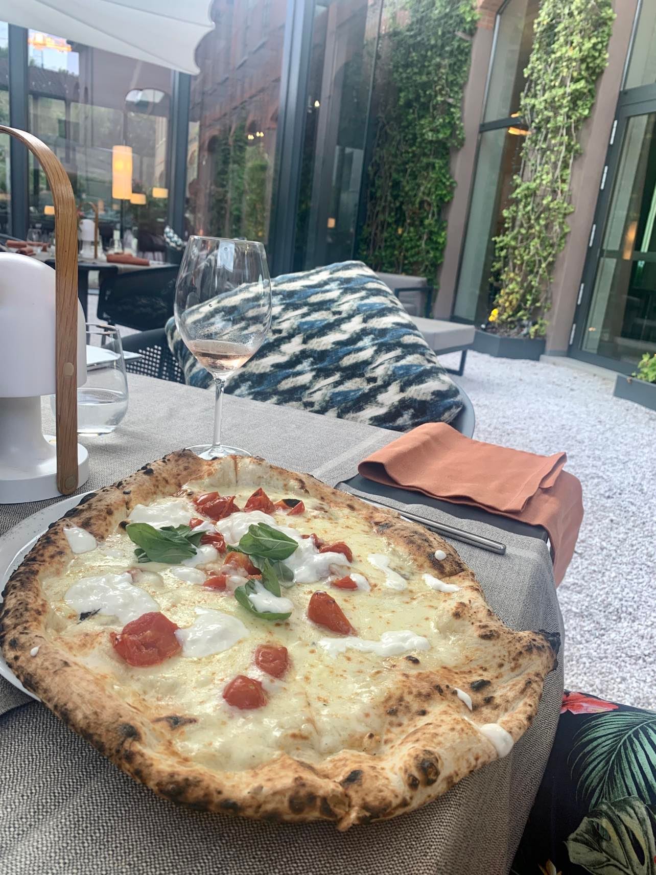pizza in the courtyard, lake como hilton hotel review