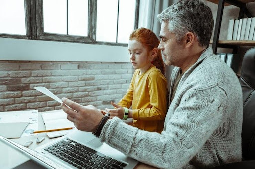 freepik image, father and daughter with laptop